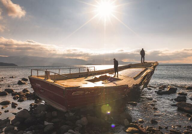 Zerschelltes Flüchtlingsboot auf der Insel Lesbos